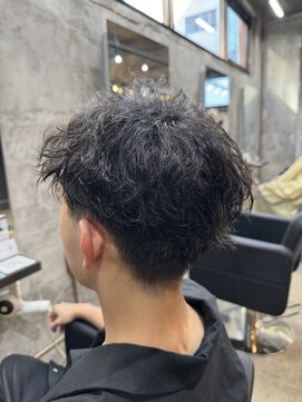 カーニー 上野(kearny) ツイストスパイラルパーマ縦落ちパーマメンズ波巻きパーマ