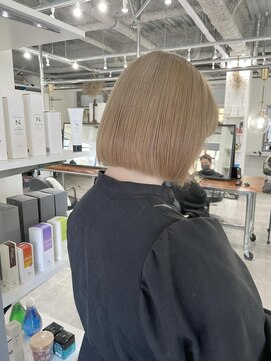 ホリー(HOLLY) 柔らかベージュボブ