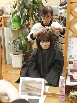 当店人気メニューのヘッドスパでしっかりと毛穴の汚れを落とし、栄養を浸透させていきます