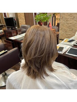 キャラ 池袋本店(CHARA) 白髪ぼかしハイライトで作るシアーベージュのウルフカット