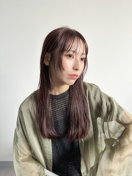 アム(amu) 顔まわりのレイヤーが可愛いレイヤーロング×ピンクベージュ