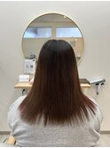 ピラピラとハネる毛先を簡単に抑える縮毛矯正！