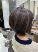 ショートボブ×白髪ぼかしハイライト