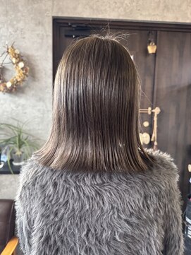 シースルーグレージュ/外ハネスタイル