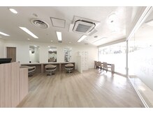 イチゴ 能見台店(ICH・GO)の雰囲気（ナチュラルな作りと自然光が入る開放感のあるサロン♪）