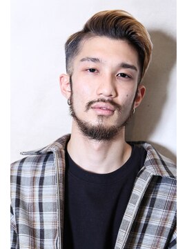 カーウォッシュバーバー(CARWASH BARBER) アップバングサイドパートスキンフェードバーバースタイル