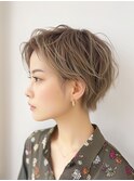 【抜け感ショート】髪色と毛流れのこなれ感が薄手のシャツに合う