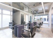 エン(enn.)の雰囲気（ゆとりのあるスペースで、落ち着いた時間をお過ごしください。）