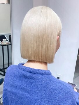 ニトバイアンキシム(nit by ahnkism) 切りっぱなしブロンドハイトーンボブ