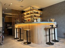 サロンドベルエクラ(Salon de belle Eclat)の雰囲気(BARカウンターのある店内)