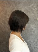 赤みを抑えたオリーブカラー外はねボブ