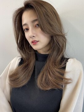 アイヴィ 表参道(IVY) 小顔に見せる韓国ヘア 流れる顔まわりカット くすみベージュ