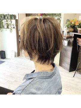 フォクシー(Foxy) 30代40代大人ショートボブ×小顔カット抜け感丸みショート