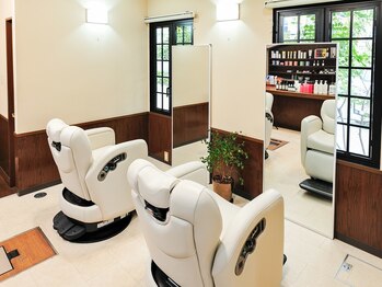 ヘア ラセター(Hair Lasseter)の写真/落ち着いた雰囲気の少人数サロン。丁寧な施術で安心できる時間をご提供します。心まで癒される時間に。