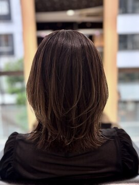 エアー 銀座タワー(AIR) ミディアムのレイヤースタイル　藤本麻衣