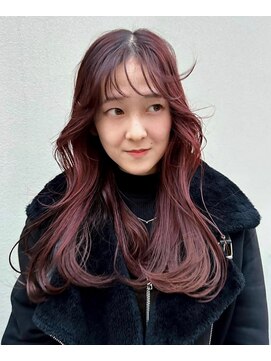 ブラウン(BROUN) ロングに映える、肌なじみのいいワインレッド