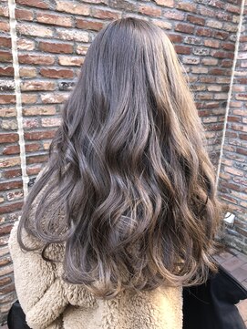 リゼル ユア 渋谷(RISEL YUA) クリーミーグレージュのゆるふわロングヘア