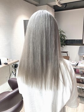 コワファーストナガサキシャンプーボーイ(COIFF1RST NAGASAKI SHAMPOO BOY) ブリーチ2回ホワイトグレー