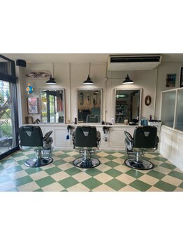 スーツにも合うフェードやクロップスタイル。ナチュラルパーマなど自信を持って仕事に臨めるスタイルに♪