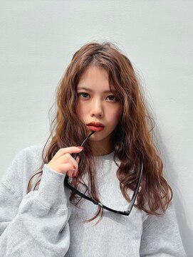 ブラウンベージュ　可愛い波巻きヘア