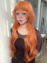 ジーナ オモテサンドウ(XENA)&nbsp;オレンジカラー×ウェーブヘア×ケアブリーチ×ホワイトカラー