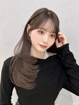 シー(See.)&nbsp;柔らかいグレージュとまとまりレイヤーで大人可愛いが叶うヘアに