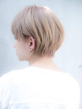 ルティア(Lutia) ハイトーン耳掛けショート