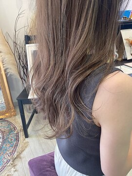 シー 岡崎(,SHE) 透け感ハイライトベージュの波巻きロング