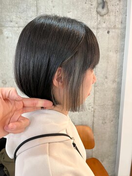 サクラ オモテサンドウ(SAKURA) インナーカラーホワイトシルバー　イヤリングカラー　ミニボブ