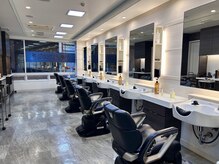 ミオスタイル 元町店の雰囲気(フロアは白基調の大人な、シックな空間)