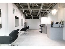 ハーツ 船橋(HEARTS)の雰囲気（グレー基調の落ち着いた店内[白髪/白髪ぼかし/脱白髪染め/船橋]）
