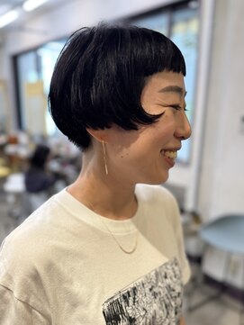 ブルートマト(BLUE TOMATO) 大人刈り上げショートグラデーションボブ