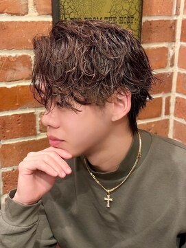 ヒロギンザ 銀座本店(HIRO GINZA) 耳掛けで色気倍増。大人のツーブロックマッシュウルフ