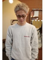 エディ(Edy)&nbsp;スパイキーショート刈り上げ抜きっぱなしブロンド眉毛カット