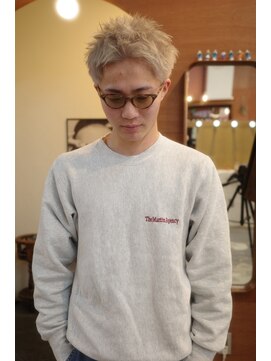 エディ(Edy) スパイキーショート刈り上げ抜きっぱなしブロンド眉毛カット