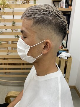 キューズ クラブ(cuz KLUB) 【cuzKLUB】ミルクティシルバーカラー×スキンフェード［池袋］