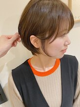 アドア(adore) 前髪あり耳掛け丸みナチュラルボブ/ベージュカラー