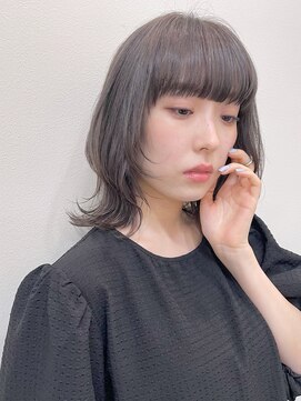 リノショアーズ 日本大通り店(RINOSHORES) 大人美人1ブリーチグレージュ外ハネミディアムウルフmaaya