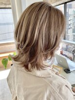 ラーサ(LaHzA)&nbsp;大人シアーベージュミニウルフボブミディアムレイヤー