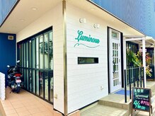 ルミナス(Luminous)の雰囲気（青と白の建物で目立ちやすく、交差点に面しています）