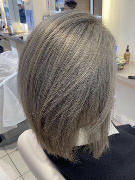 ルー(loup) ホワイトベージュ/ブロンド/ダブルカラー/髪質改善/ボブ/天神