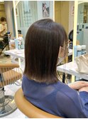 切りっぱなし外はねストレートボブアッシュグレージュカラー