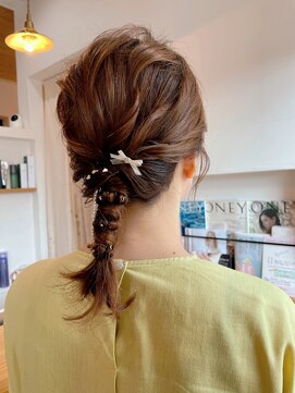 ハニーヘアー(HONEY HAIR) ローポニーアレンジ