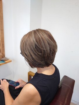 ハーツ(Heart's) 脱白髪染めカラーショートボブ