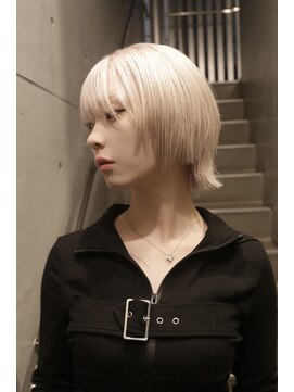 オーオシカシカスペース(OOO YY Space) ショートウルフ/ホワイトブロンド/シルバーカラー