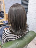 透明感◎赤味を抑えたオリーブベージュ×ミディアムレイヤー