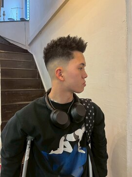 ビーバイエイトジェンツ(Bee by EIGHT GENTS) 刈り上げセンターパート/波巻きツイストスパイラル/心斎橋