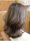 ハイアッシュグレー×大人かわいいくびれミディ