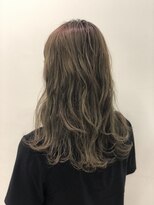 ルッソ チアロ(Lusso chiaro)&nbsp;グレージュカラー　外ハネロング/30代40代50代