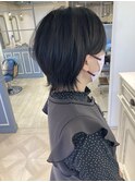 伸ばしかけミニウルフショートで魅せる大人の洗練ヘアスタイル